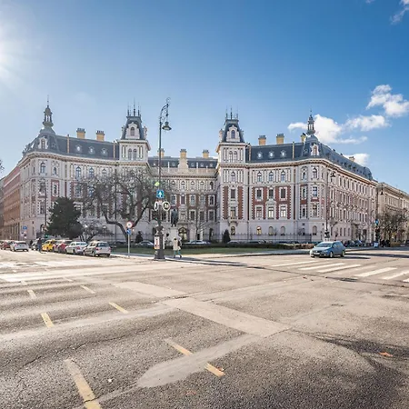 New 2br Near Andrassy Av. And Varosliget Apartmán